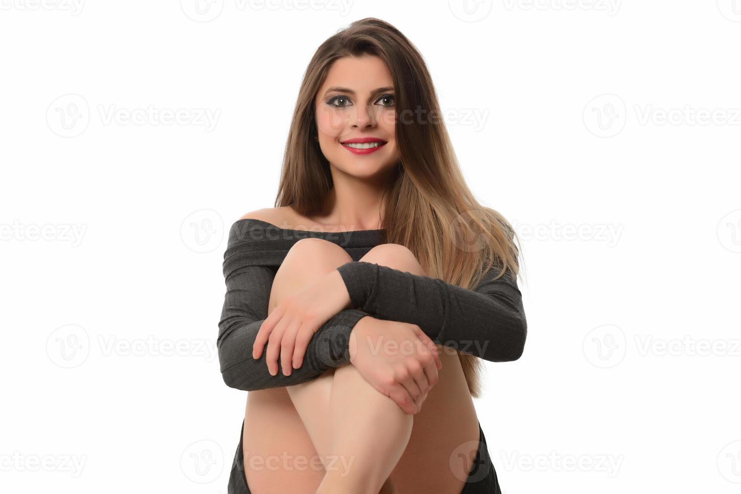 junge Frau stehende Pose mit alltäglichen gestischen Bewegungen, isoliert auf Studiohintergrund. foto