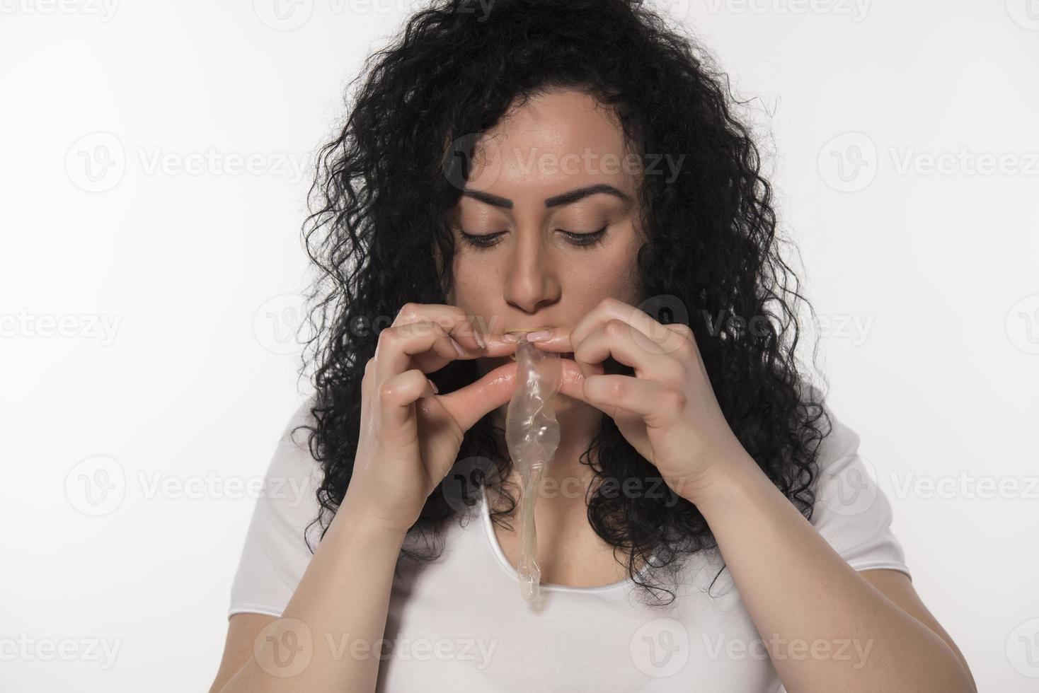 Frau mit Kondom. Sex-Konzept speichern. isoliert foto