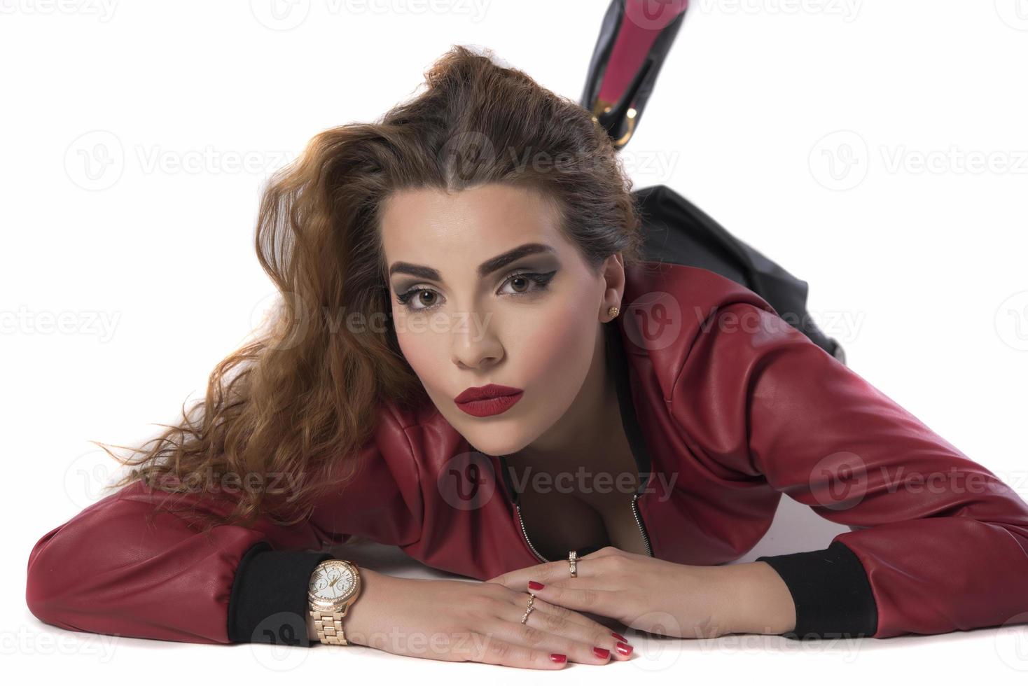 junge schöne Frau mit roter Lederjacke foto