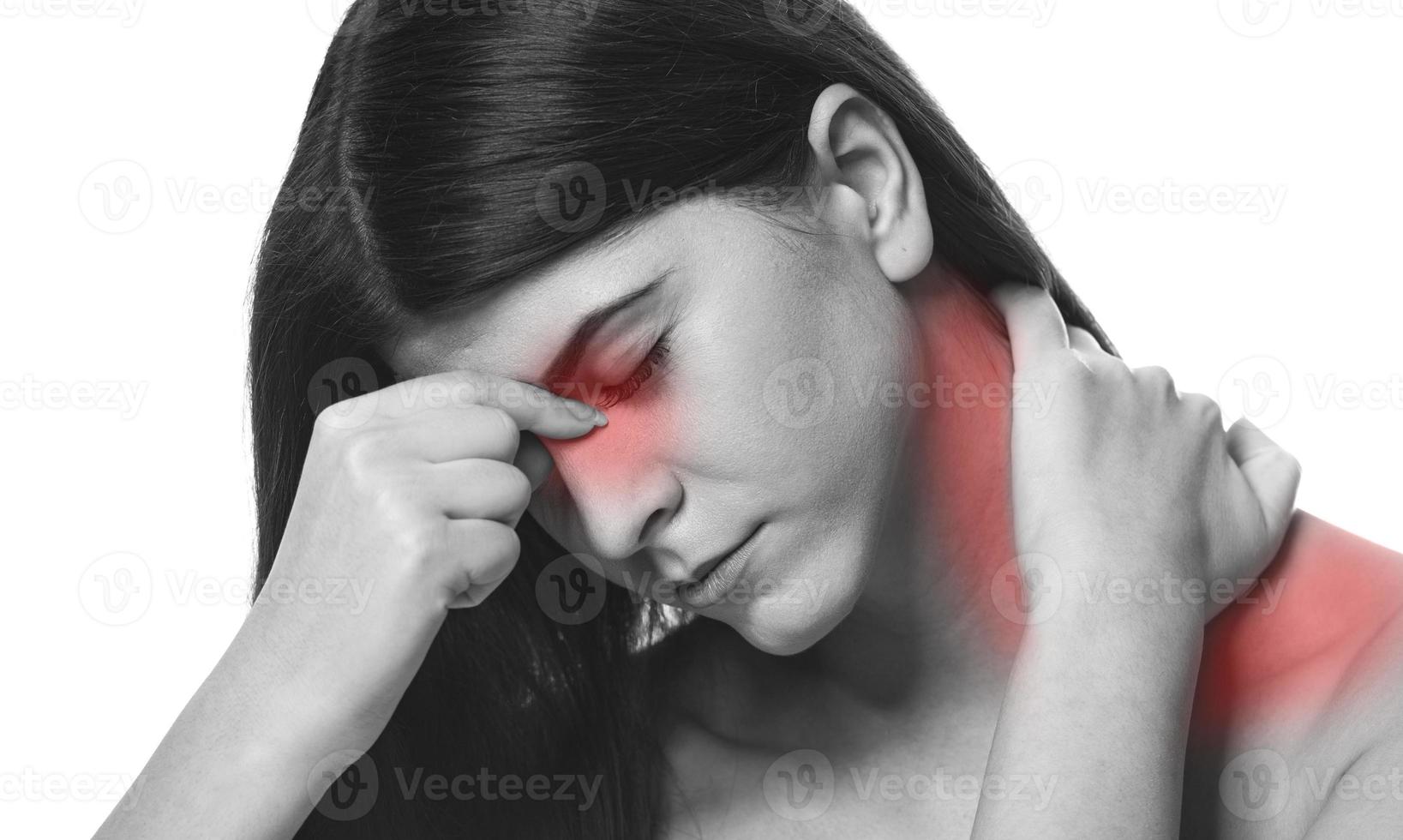 Schwarz-Weiß-Foto einer Frau mit Kopfschmerzen. Kopf mit Rot aufhellen. foto