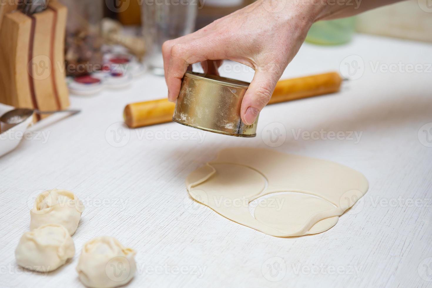 Kochvorgang. Manti ist ein sehr beliebtes Rezept in den meisten Küchen, ähnlich wie Knödel aus Schweine-, Rind- und Lammfleisch in den Ländern des Südkaukasus, Georgien, Russland, Afghanistan und Zentralasien foto