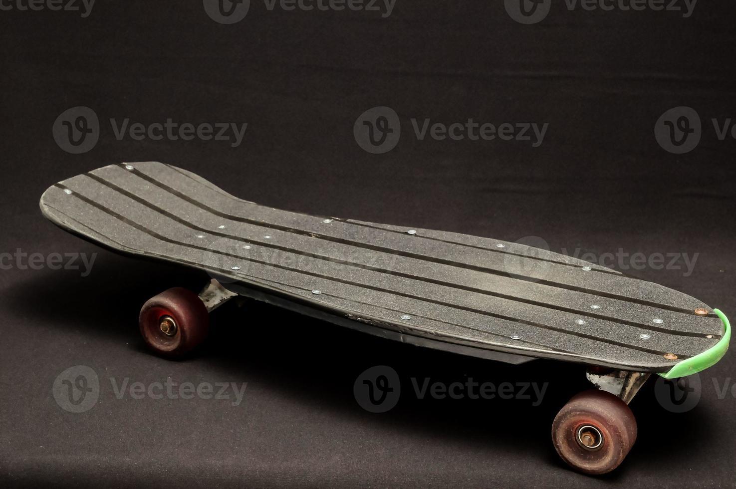 altes gebrauchtes Skateboard aus Holz foto
