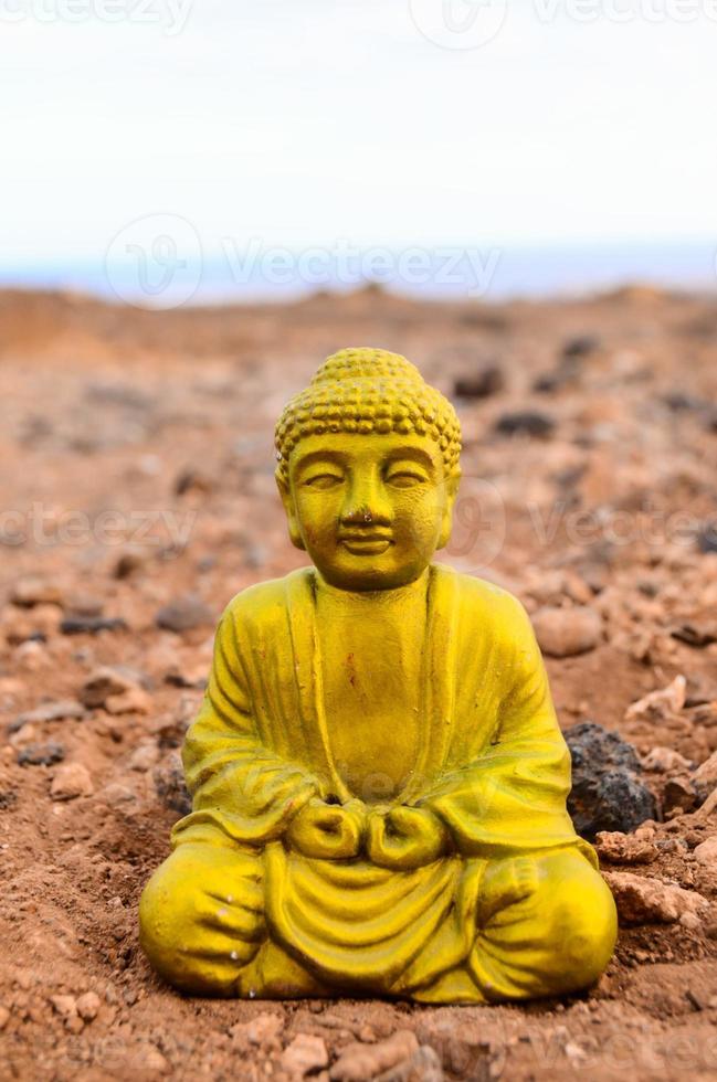 Buddha-Miniatur auf dem Boden foto