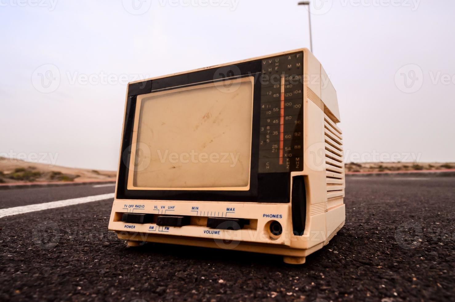 Vintage-Fernseher auf der Straße foto