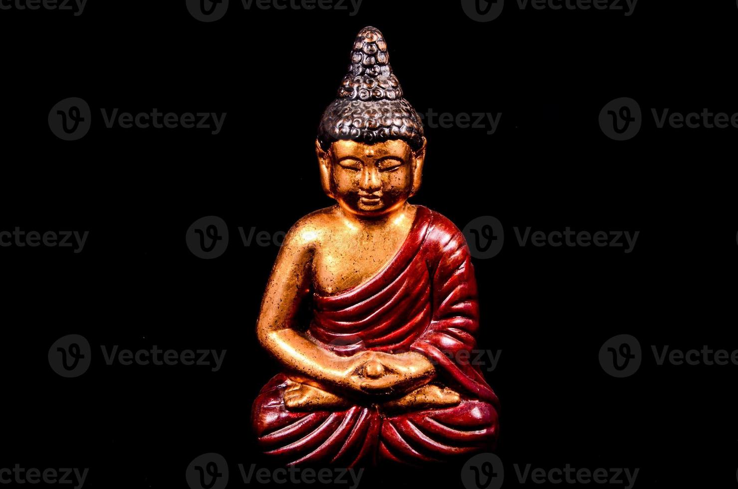 Buddha-Miniatur auf schwarzem Hintergrund foto