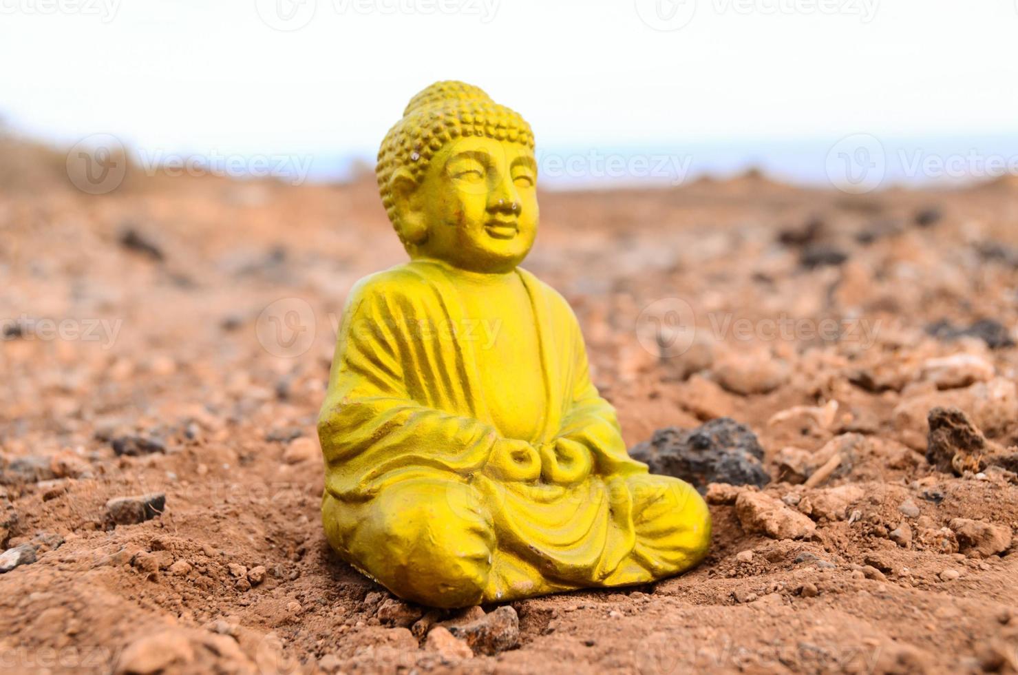 Buddha-Miniatur auf dem Boden foto