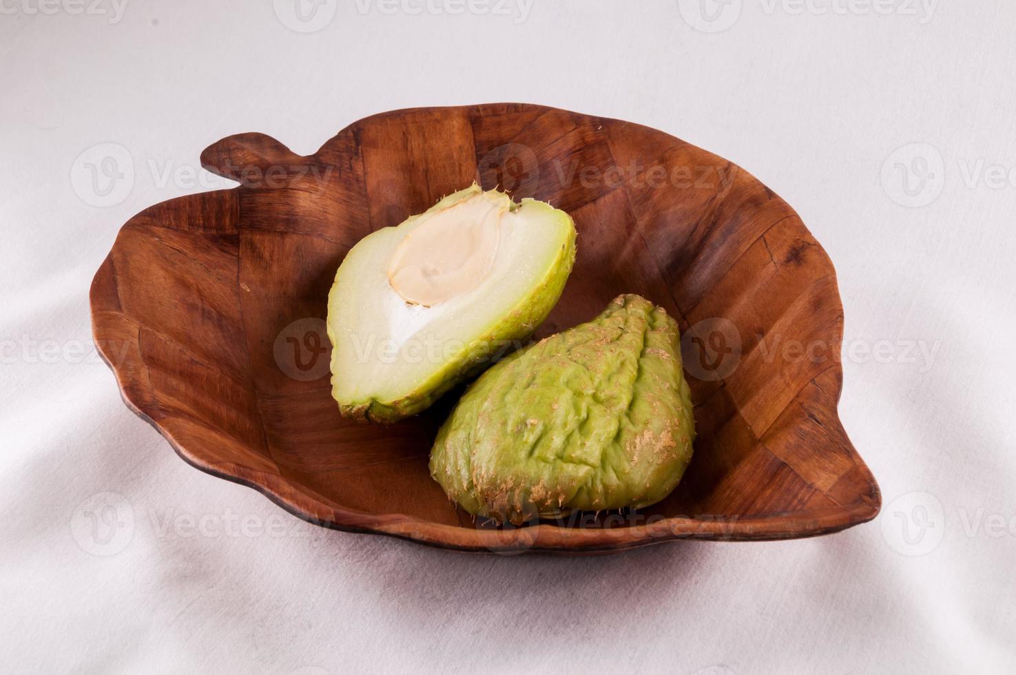 isoliertes Chayote-Gemüse foto