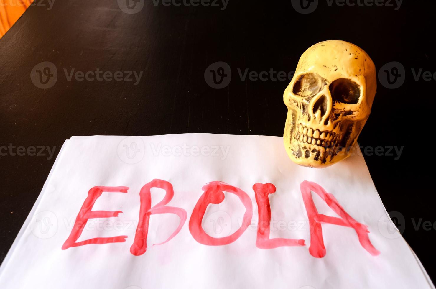 Ebola-Virus auf Papier geschrieben foto