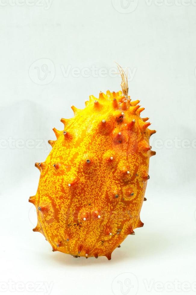 isolierte Kiwano-Frucht foto