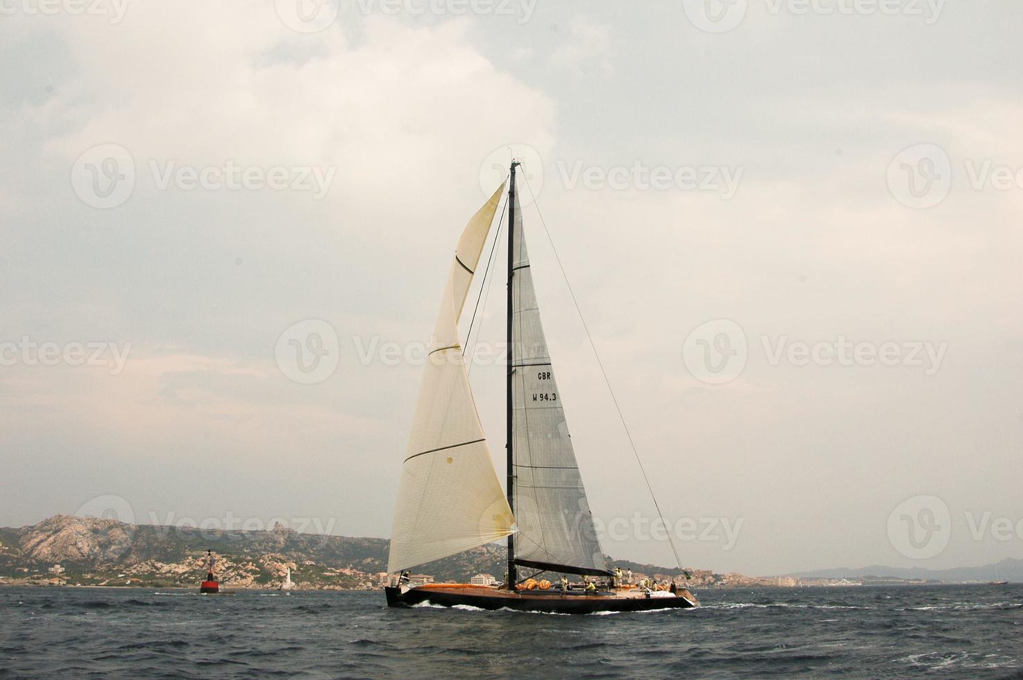 Segelboot auf dem Ozean foto