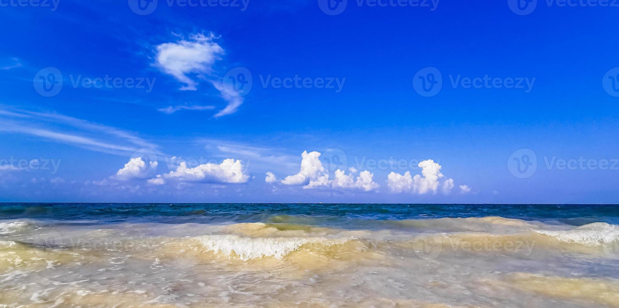 tropischer mexikanischer Strand klares türkisfarbenes Wasser Playa del Carmen Mexiko. foto