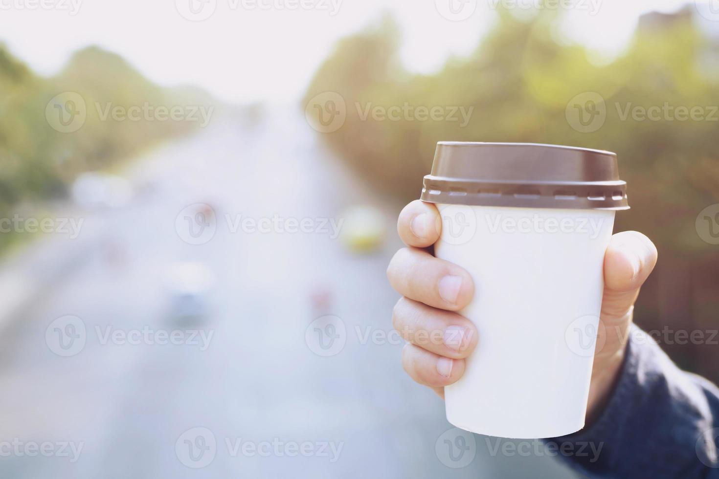 Kaffee in blauer Tasse auf Holztisch im Café foto