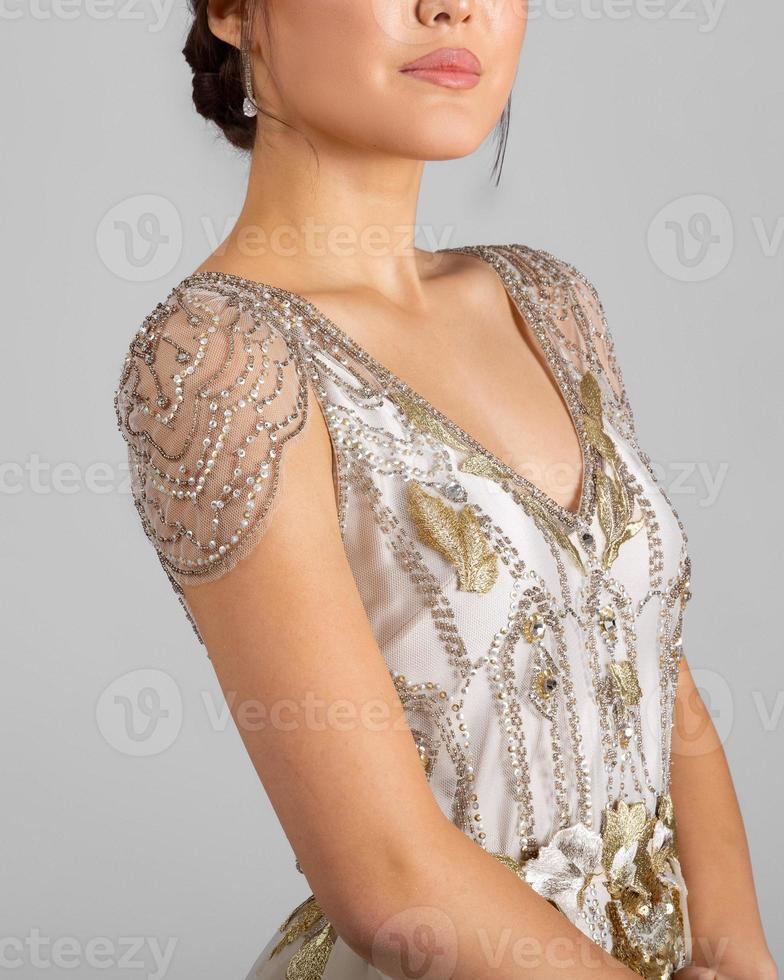 ein model in einem eleganten abendkleid kleid foto