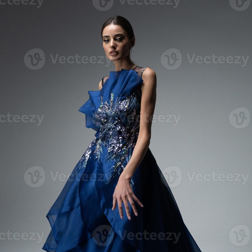 ein model in einem eleganten abendkleid kleid foto