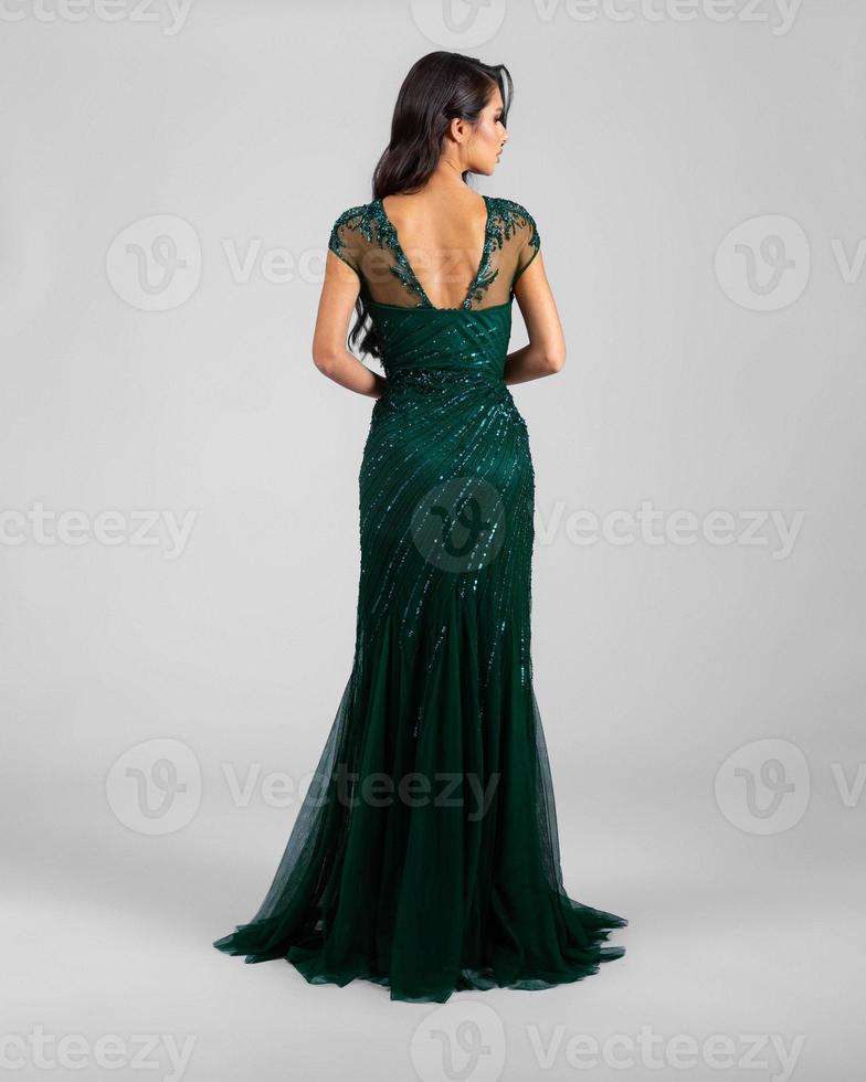 ein model in einem eleganten abendkleid kleid foto