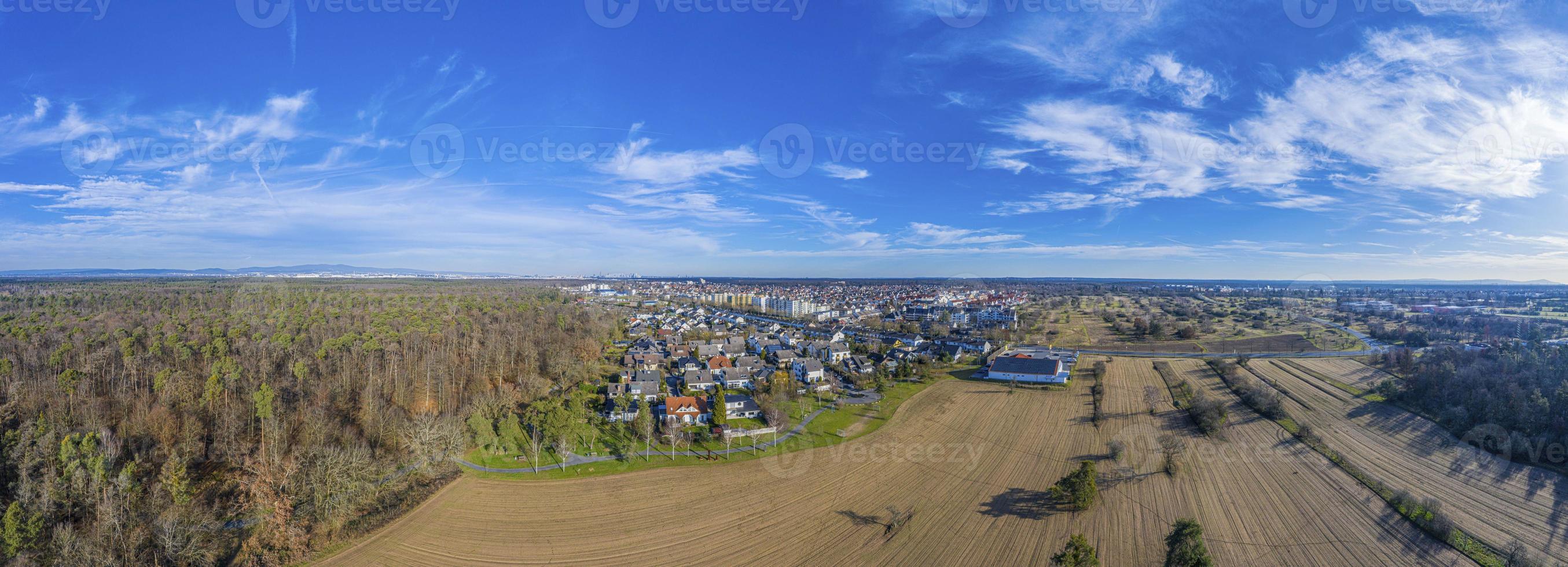 Luftaufnahme des deutschen Dorfes Mörfelden-Walldorf bei Frankfurt am Tag foto