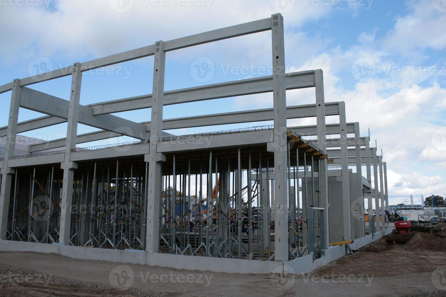 Baustelle mit vorgefertigten Betonsäulen, Balken und Wänden foto