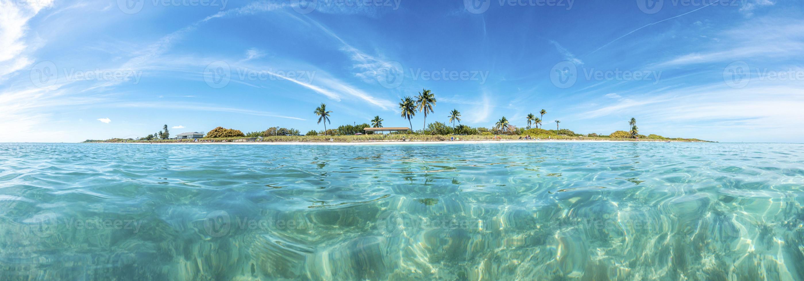 Panoramabild von Sandspur Beach auf den Florida Keys im Frühling tagsüber foto