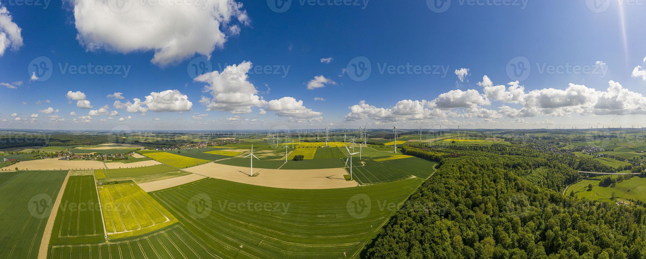 Panoramablick über das riesige Windkraftfeld in Deutschland tagsüber foto