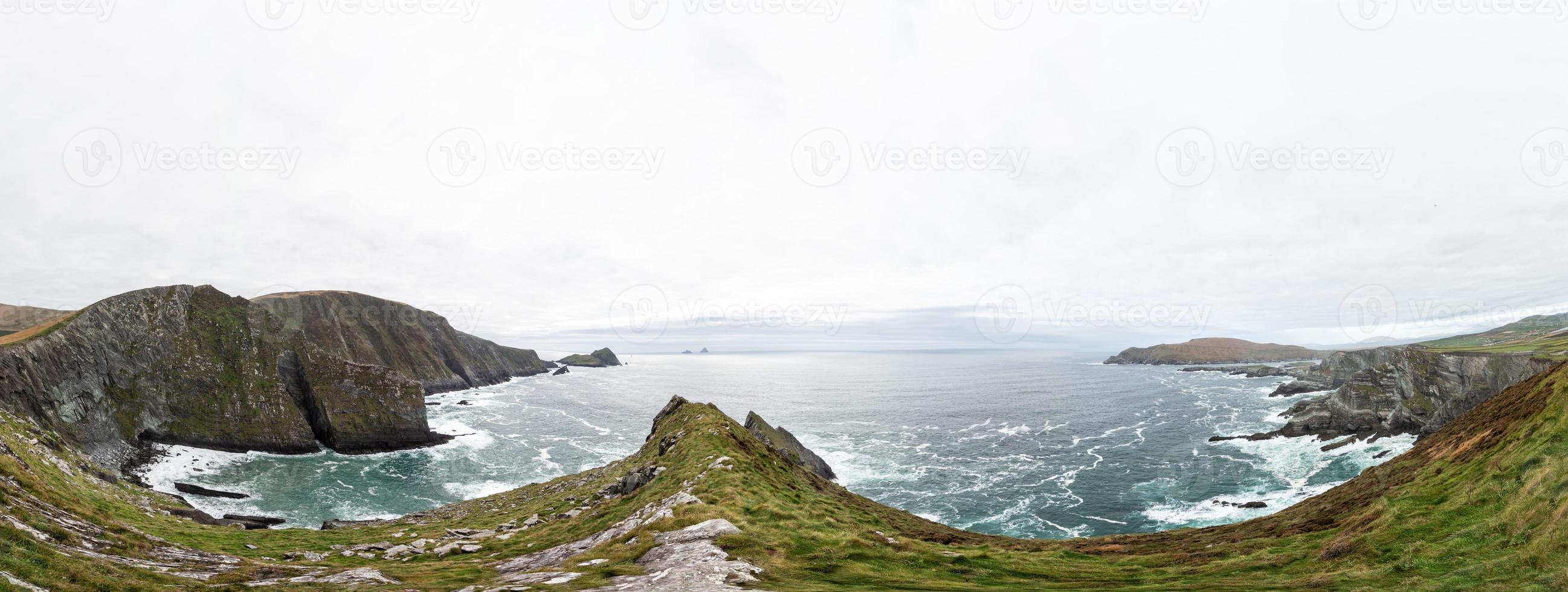 Panoramabild von Kerry Cliffs Portmagee im Südwesten Irlands tagsüber foto