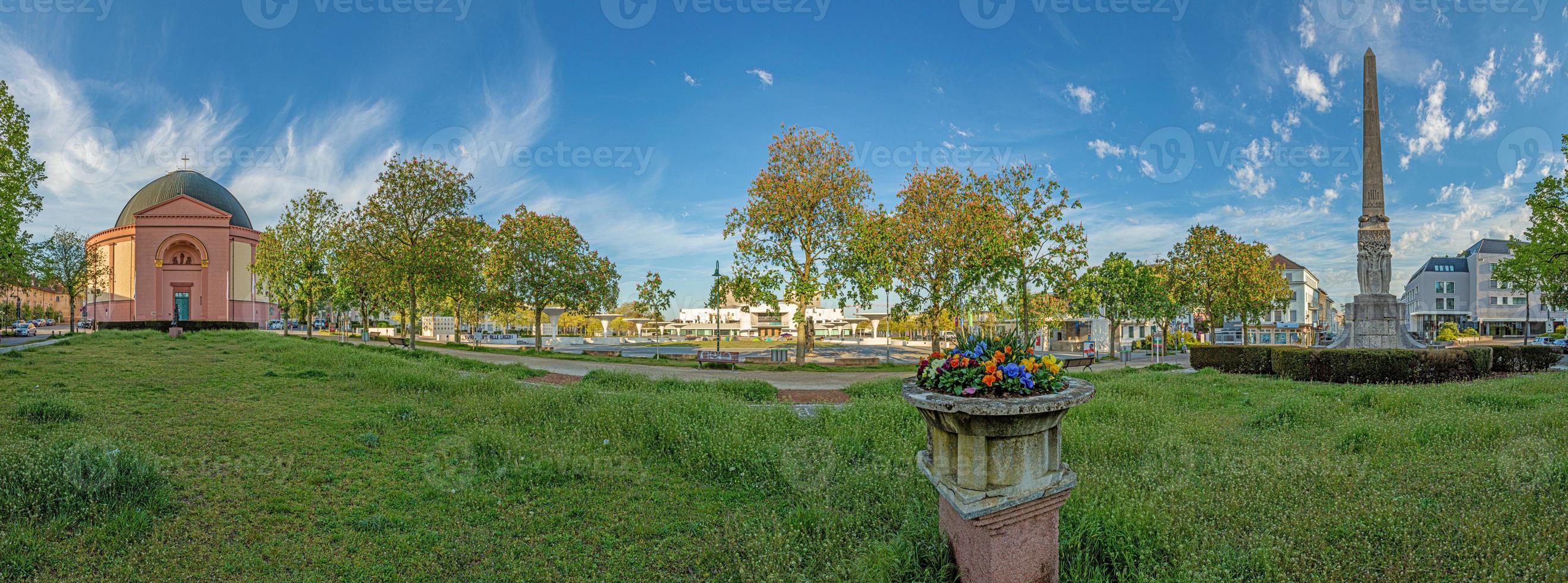 Bild vom Alice-Denkmal und der Domkirche in der hessischen Universitätsstadt Darmstadt im Bundesland Hessen foto