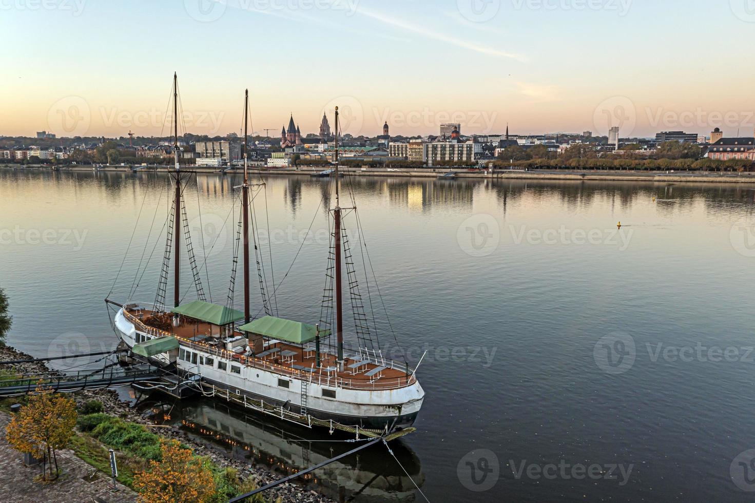 Drohnenbild über dem Rhein am Mainzer Ufer mit einem Segelschiff im Vordergrund am Morgen foto