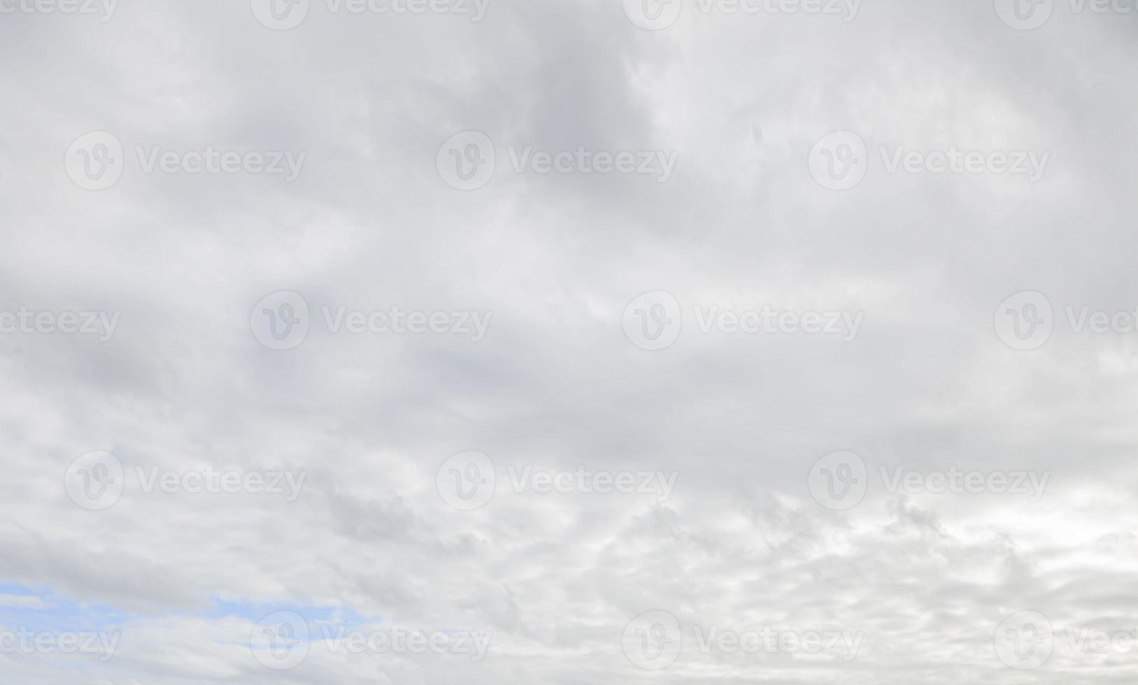Bild eines dunklen und bewölkten Himmels während des Tages foto