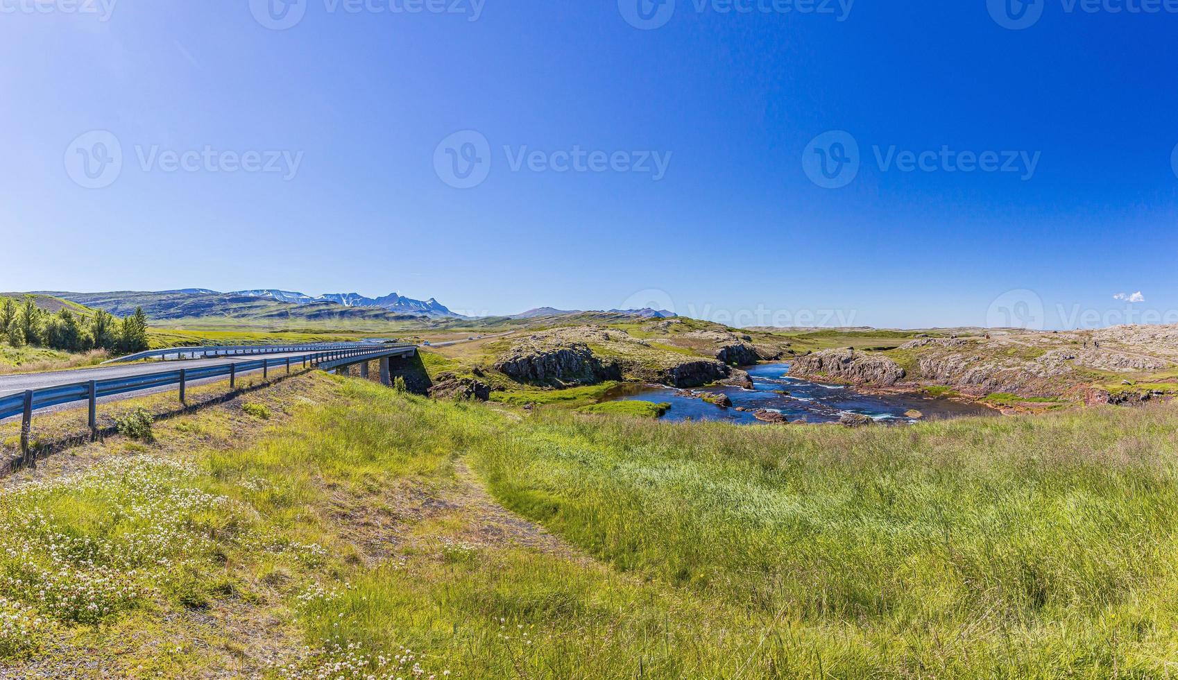 Panoramabild des Vulkangebiets Snaefellsjoekull auf der Halbinsel Snaefells auf Island im Sommer tagsüber foto