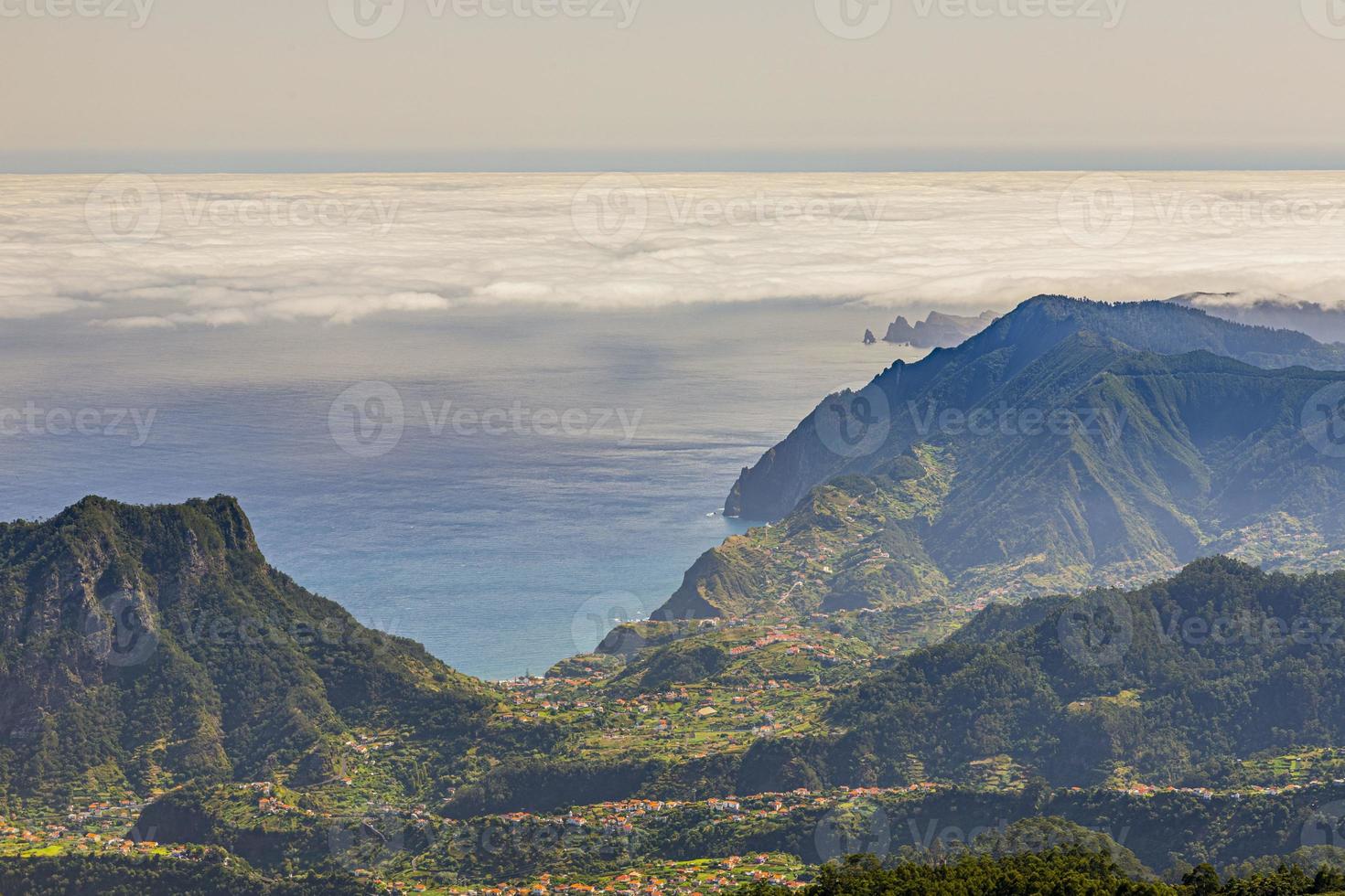 Panoramabild über der rauen portugiesischen Insel Madeira im Sommer foto