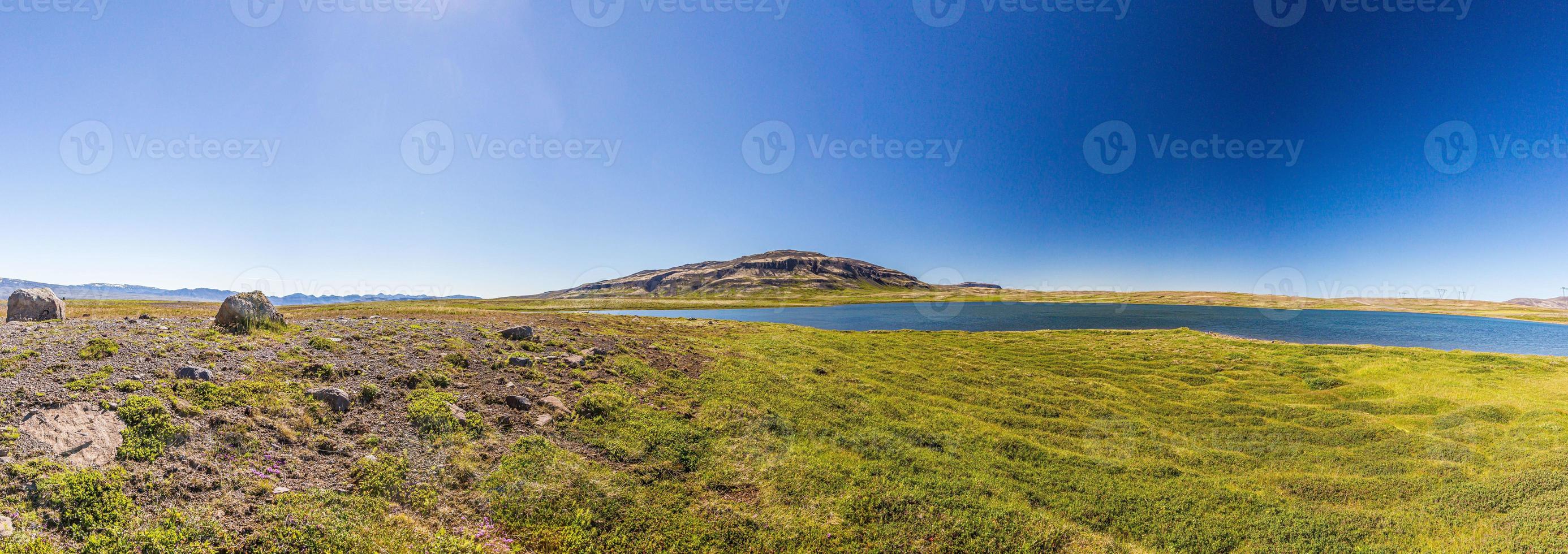 Panoramabild des Vulkangebiets Snaefellsjoekull auf der Halbinsel Snaefells auf Island im Sommer tagsüber foto