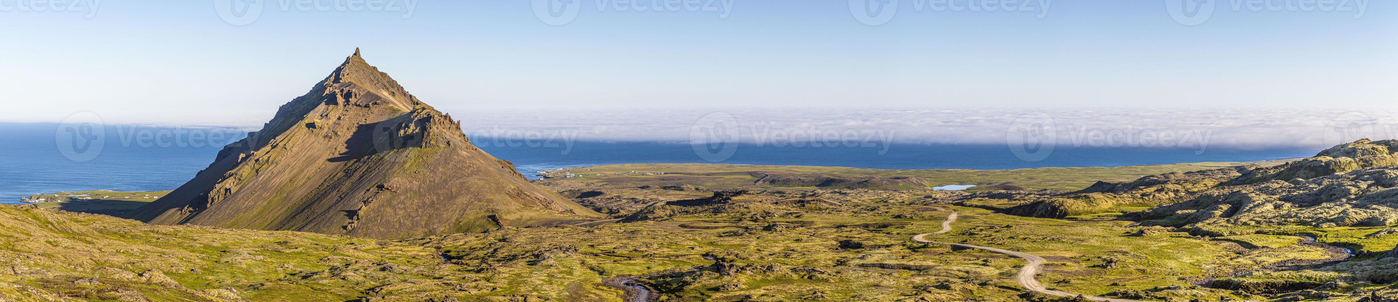 Panoramablick vom Vulkan Snaefellsjoekull über die Halbinsel Snaefells auf Island im Sommer tagsüber foto