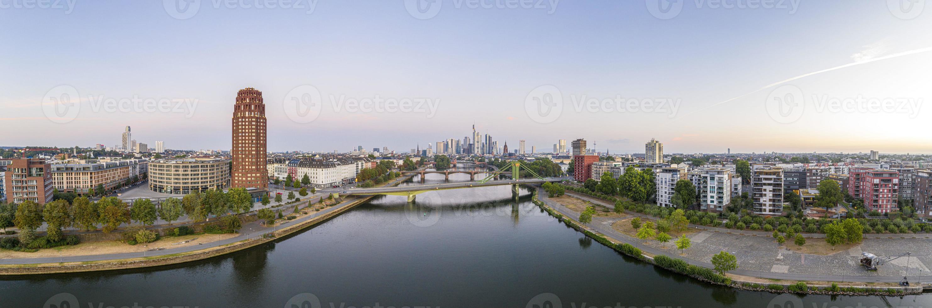 Panorama-Drohnenbild der Frankfurter Skyline am Morgen foto