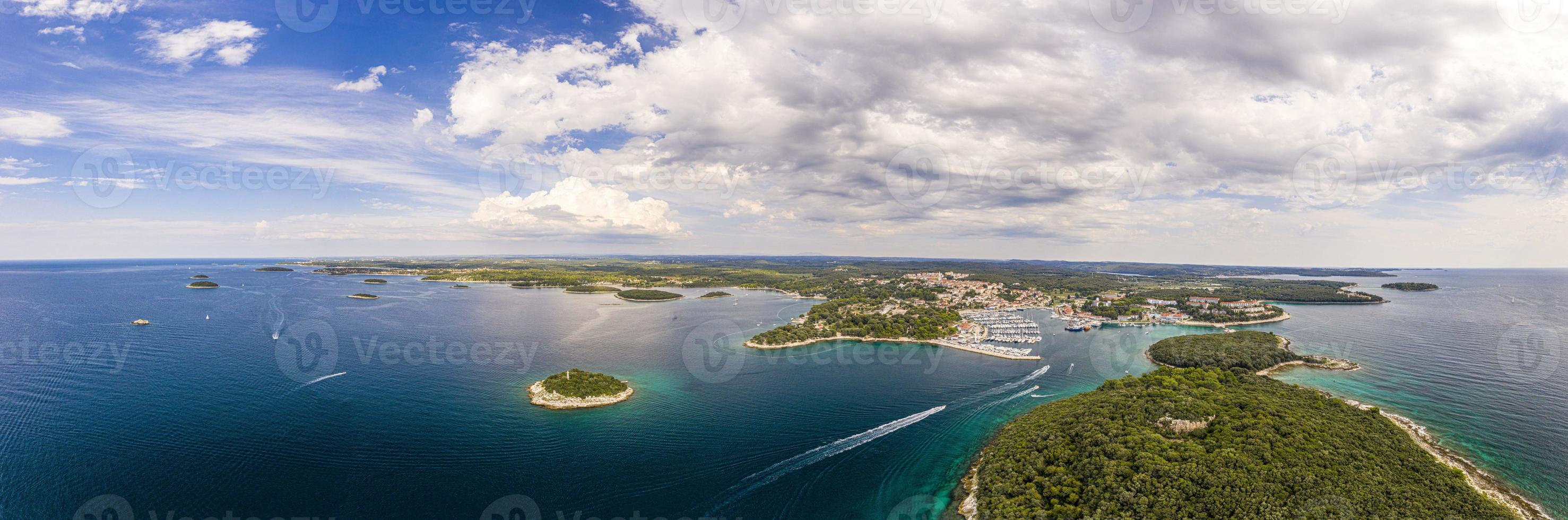 Weitwinkel-Panorama-Drohnenbild über Küste und Inseln entlang der adriatischen Küste von Vrsar foto