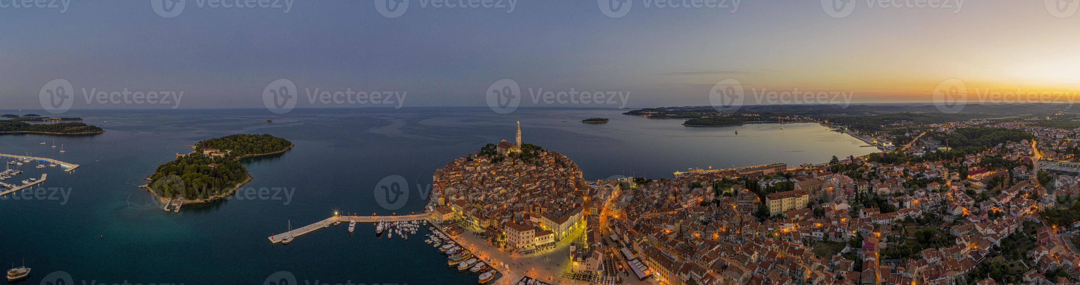 Panorama-Luftdrohnenbild der historischen Stadt Rovinj in Kroatien bei Sonnenaufgang foto