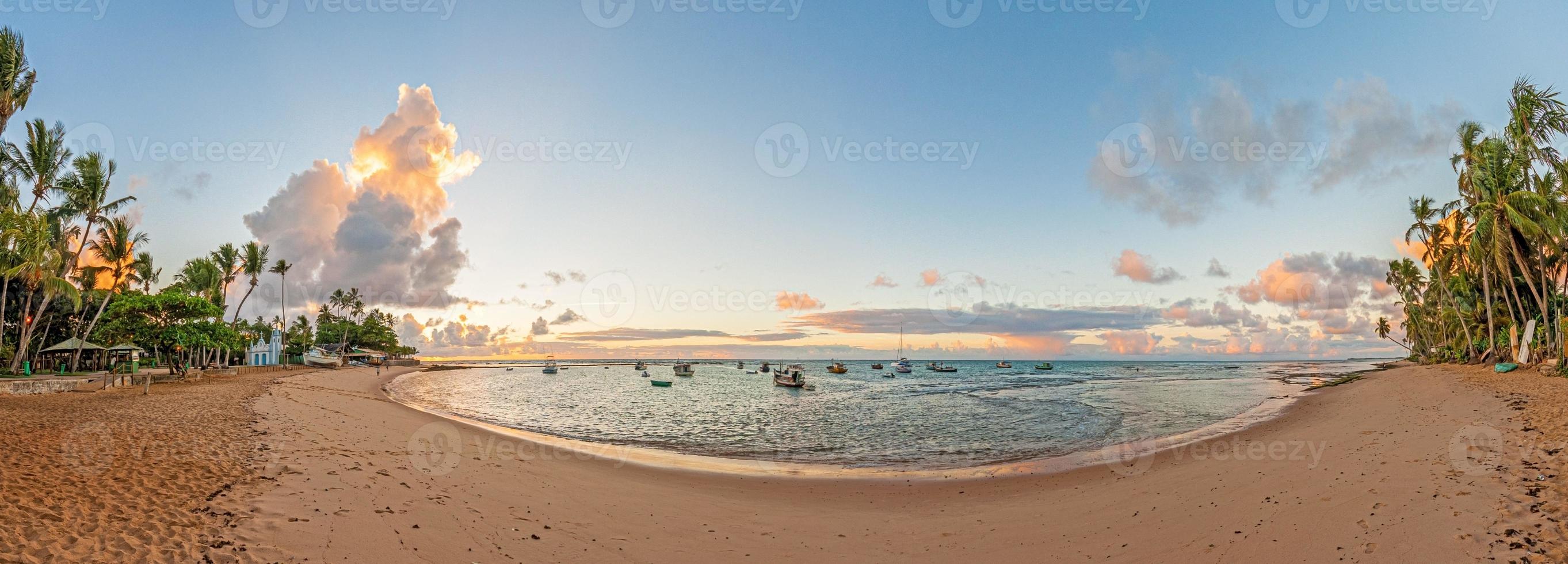 bild des malerischen stadtstrandes praia do forte in der brasilianischen provinz bahia foto