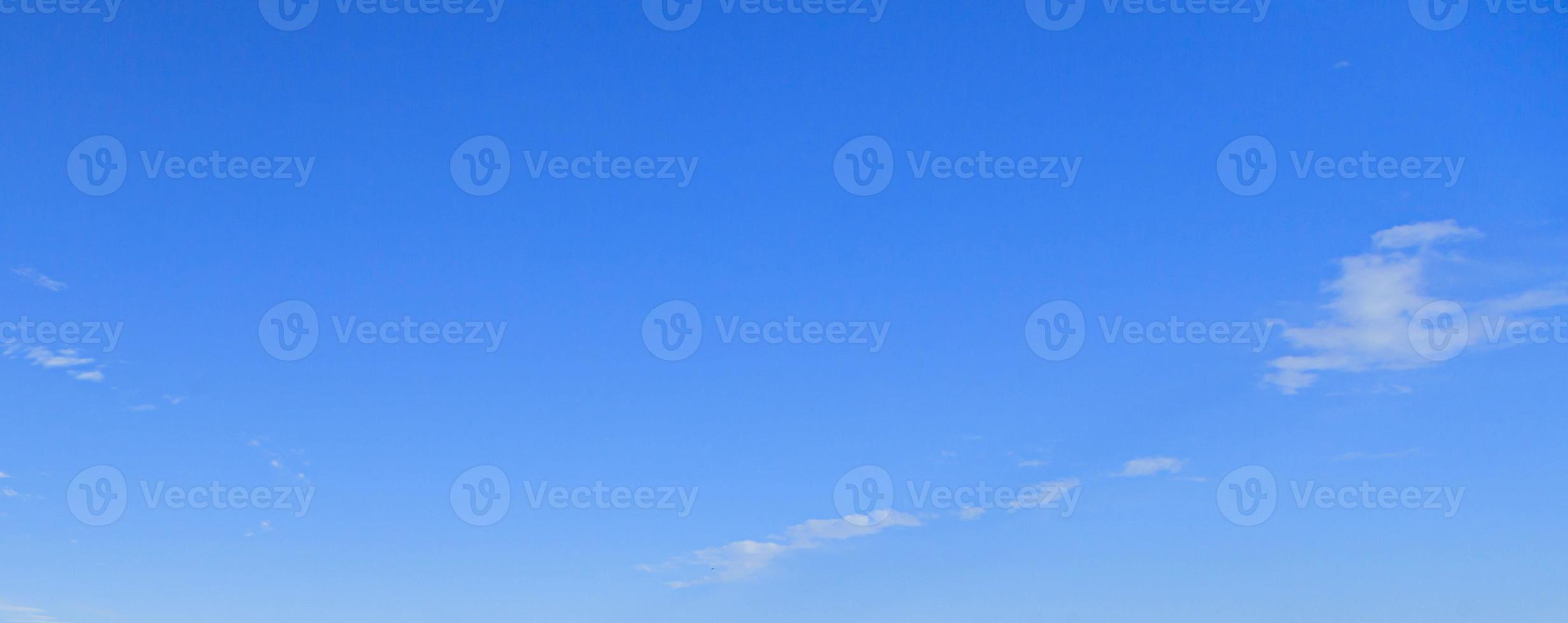 Bild eines teilweise bewölkten und teilweise klaren Himmels während des Tages foto