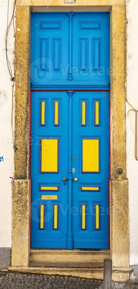 alte blaue und gelbe haustür des traditionellen hauses in portugal mit klingelknopf foto