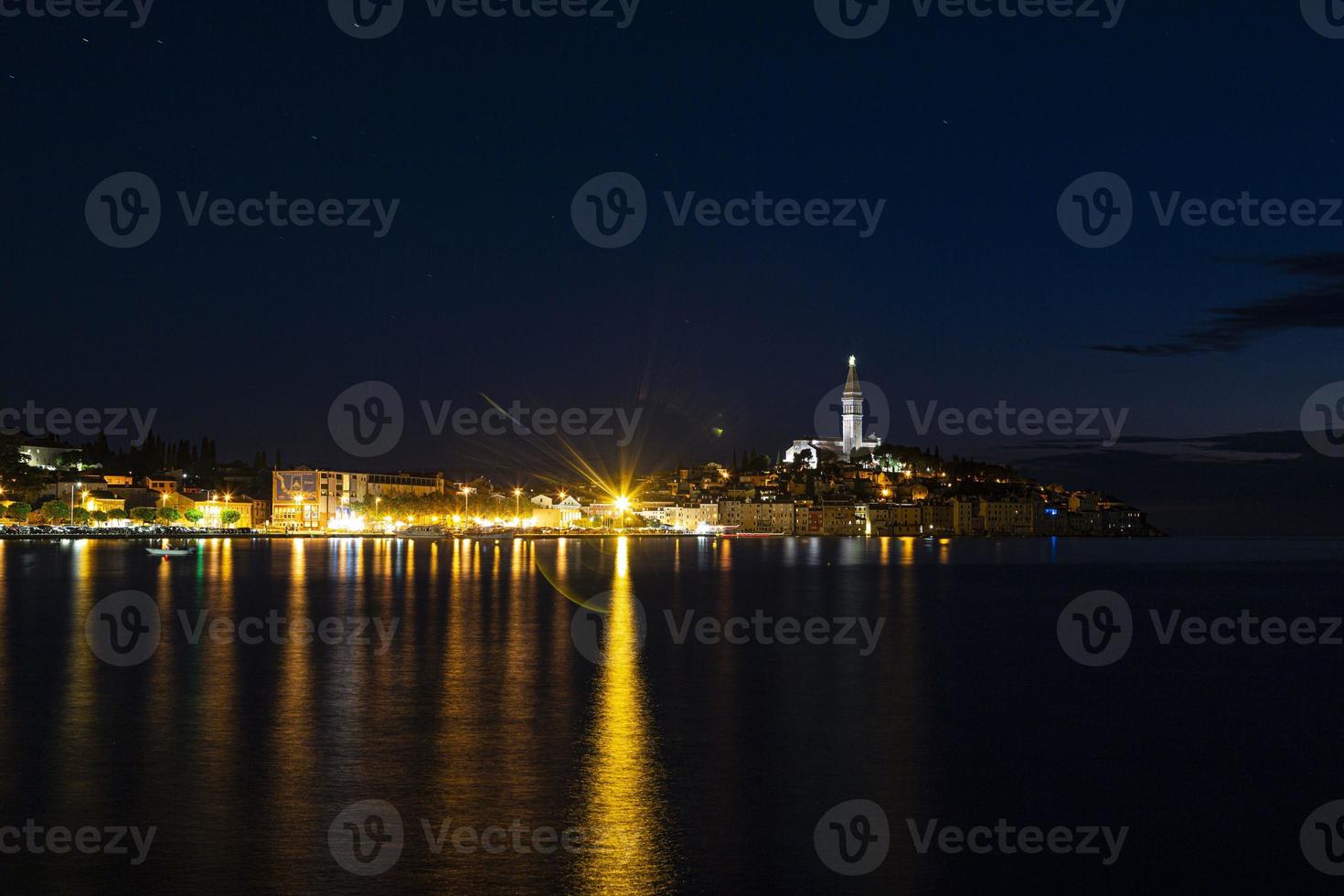 blick auf das historische zentrum von rovinj bei sonnenuntergang mit wasserspiegelungen foto