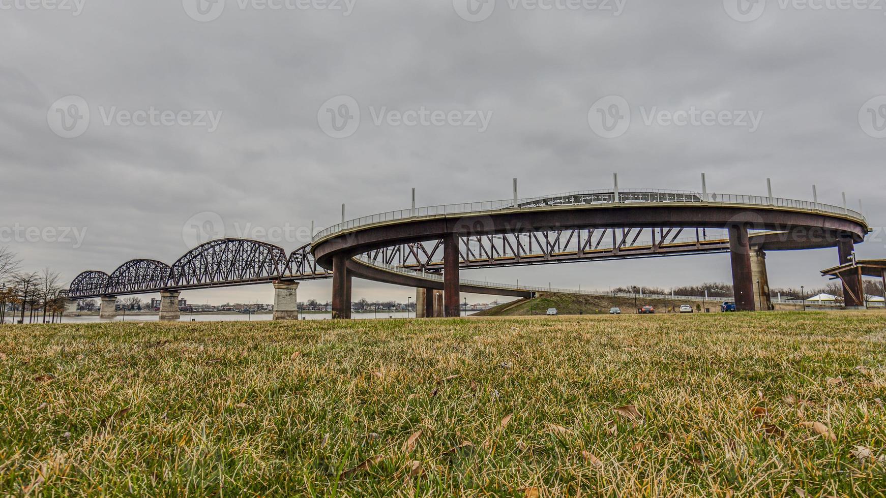 Blick auf die Big Four Bridge in Louisville tagsüber im Frühjahr foto