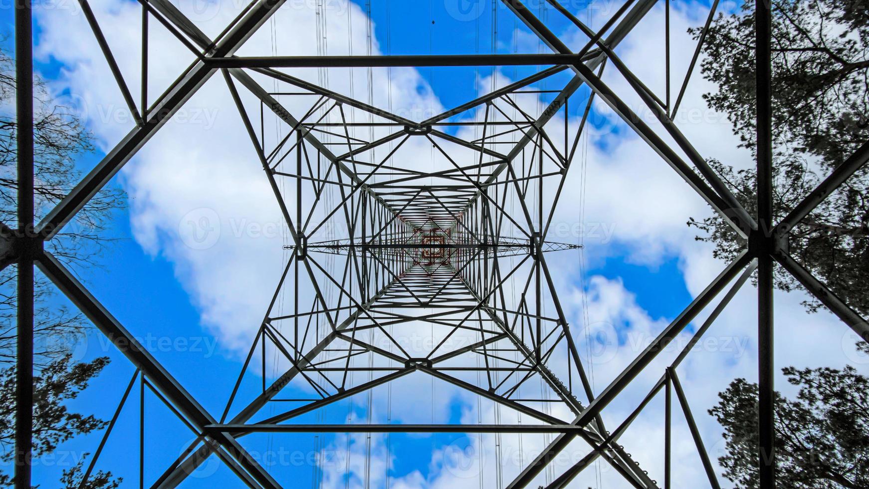 Bild eines Strommasts, vertikal aus der Bodenperspektive fotografiert foto