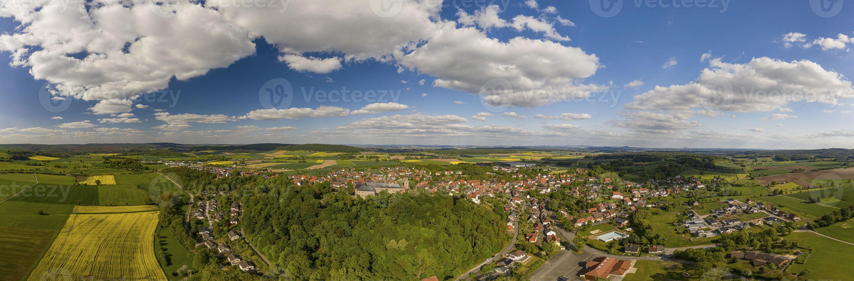 Panorama-Drohnenbild der Stadt Diemelstadt in Nordhessen in Deutschland tagsüber foto