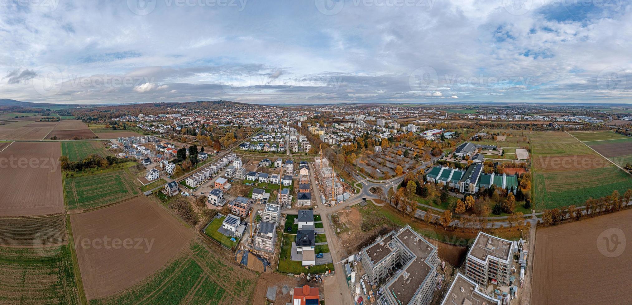 Drohnen-Panorama über die hessische Kurstadt Bad Nauheim tagsüber im Herbst foto