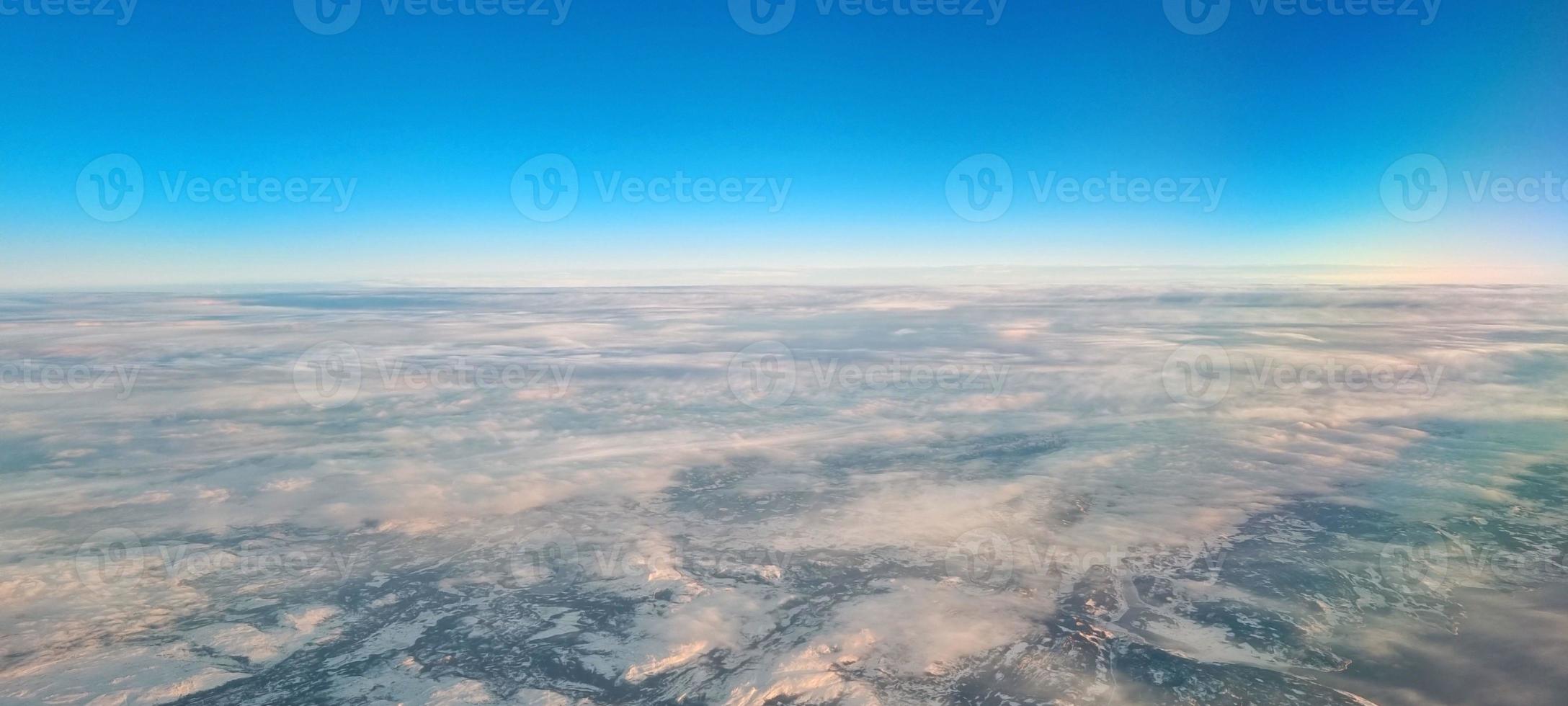 Bild von Grönland im Winter am Mittag mit extrem tiefstehender Sonne foto