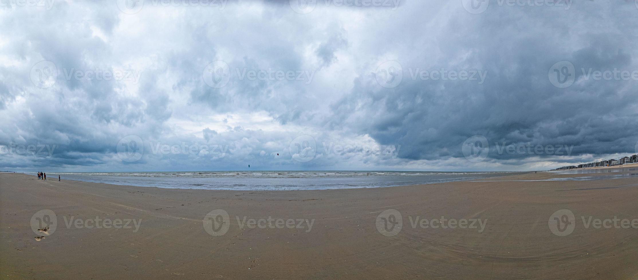 Panorama über den Nordseestrand von Middlekerke in Belgien bei stürmischem Wetter foto