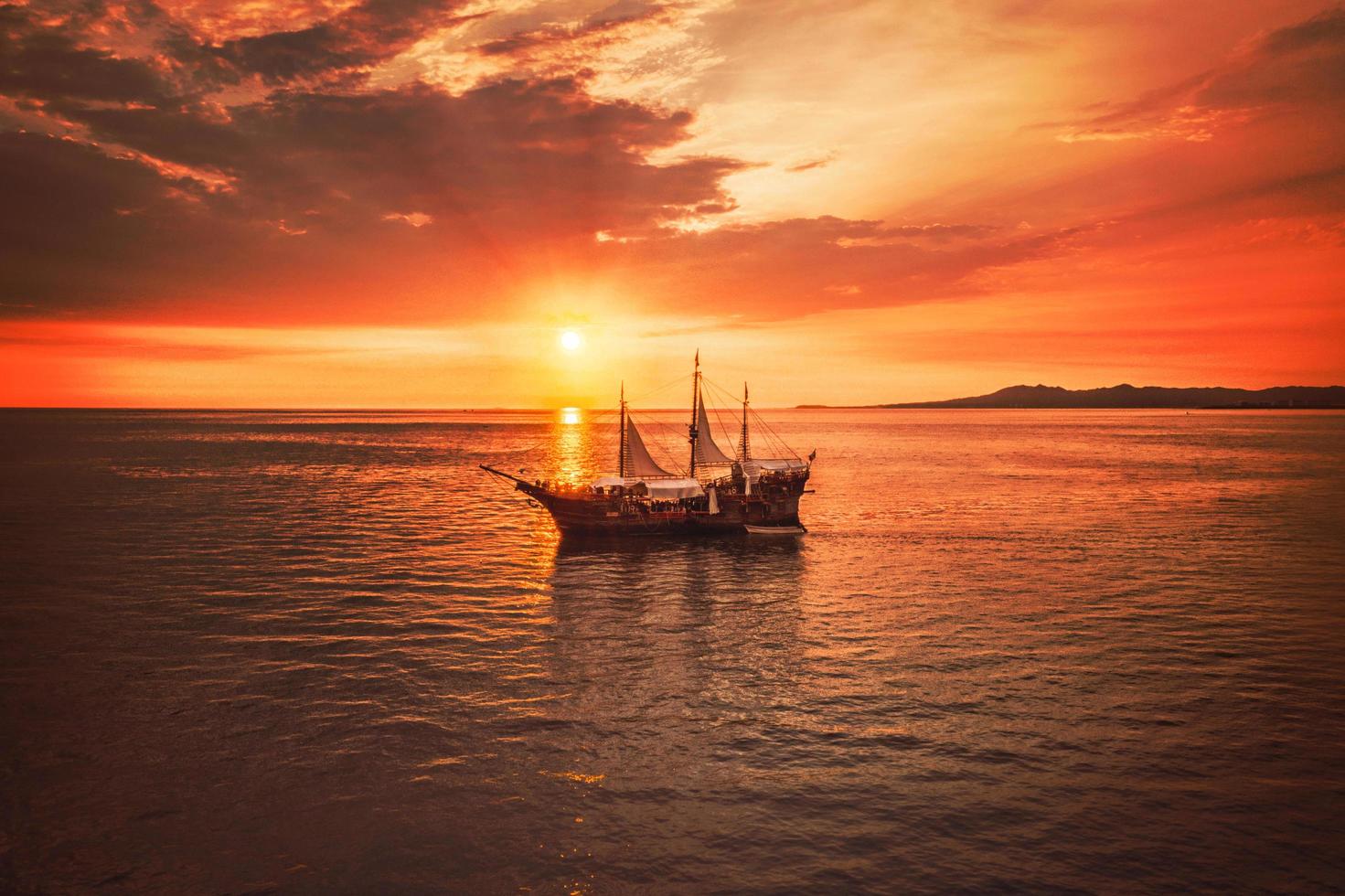 Segelschiff auf ruhigem Wasser foto
