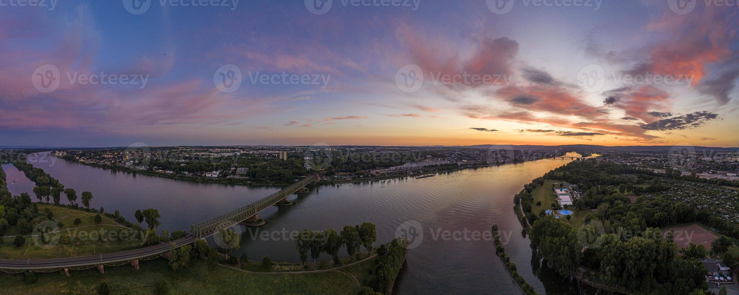 Panorama-Luftbild Mainspitzgebiet mit Mainmündung und Stadt Mainz bei Sonnenuntergang foto