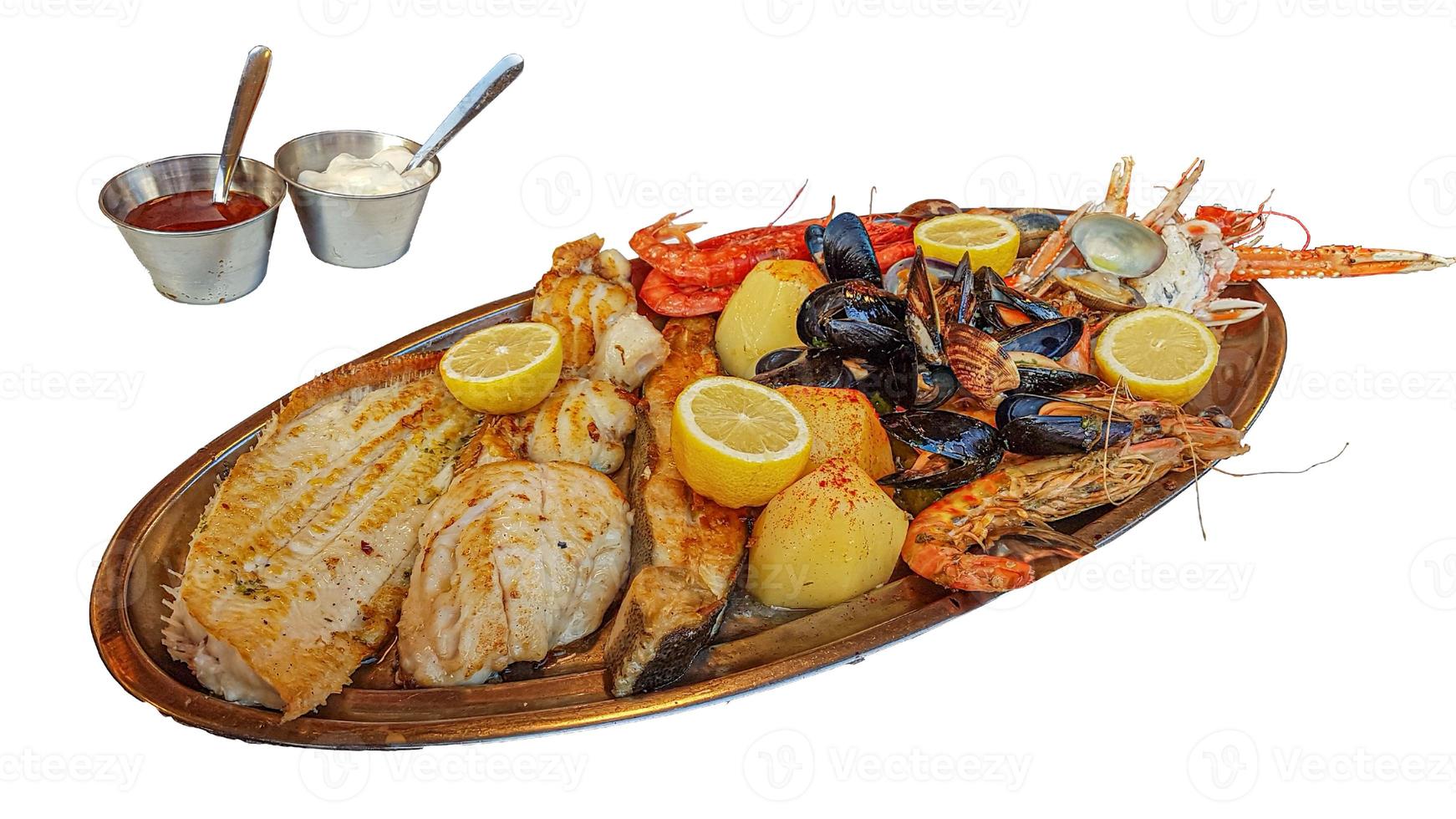 Nahaufnahmebild einer Fischplatte mit verschiedenen Meeresfrüchten und weißem neutralem Hintergrund foto