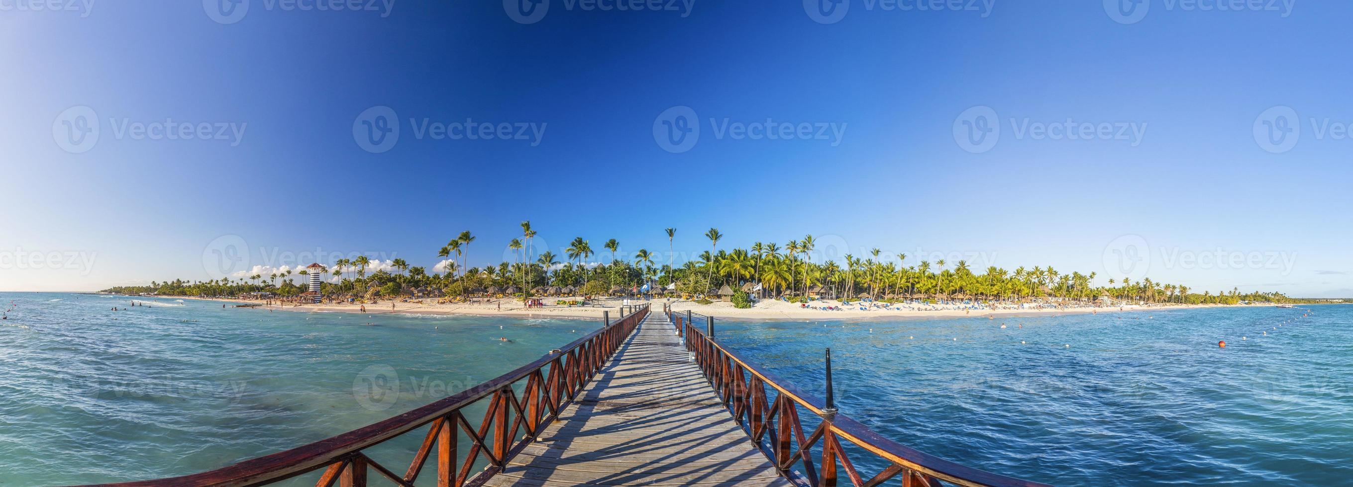 Panoramabild über Bootssteg an einem karibischen Strand bei Tag foto