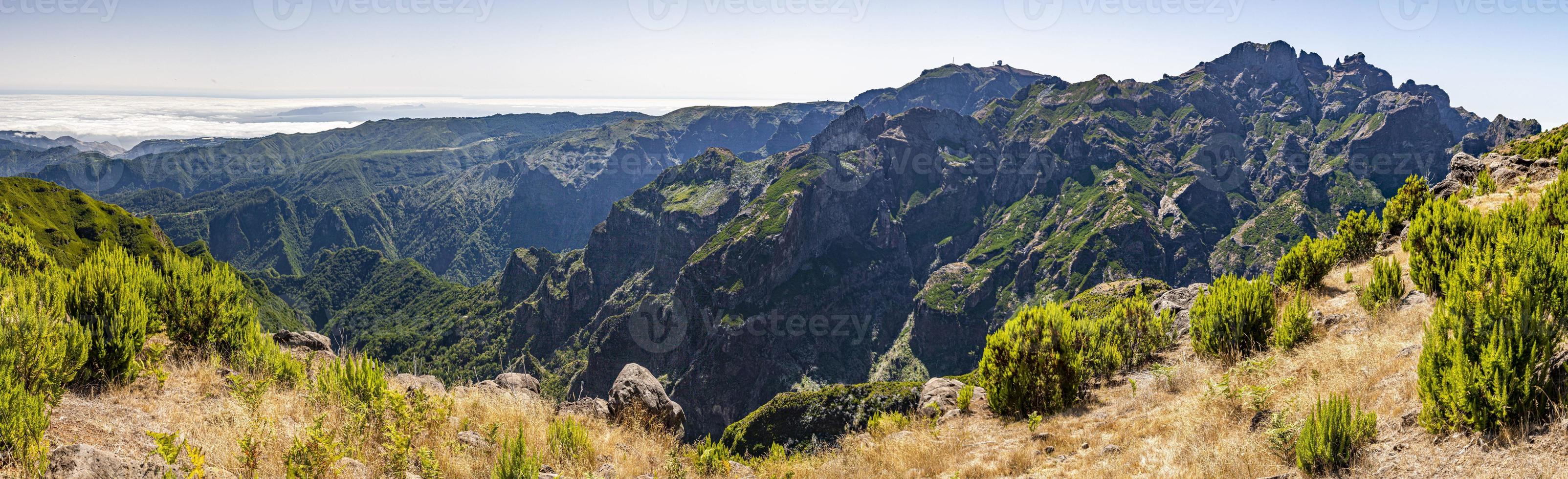 Panoramabild über der rauen portugiesischen Insel Madeira im Sommer foto