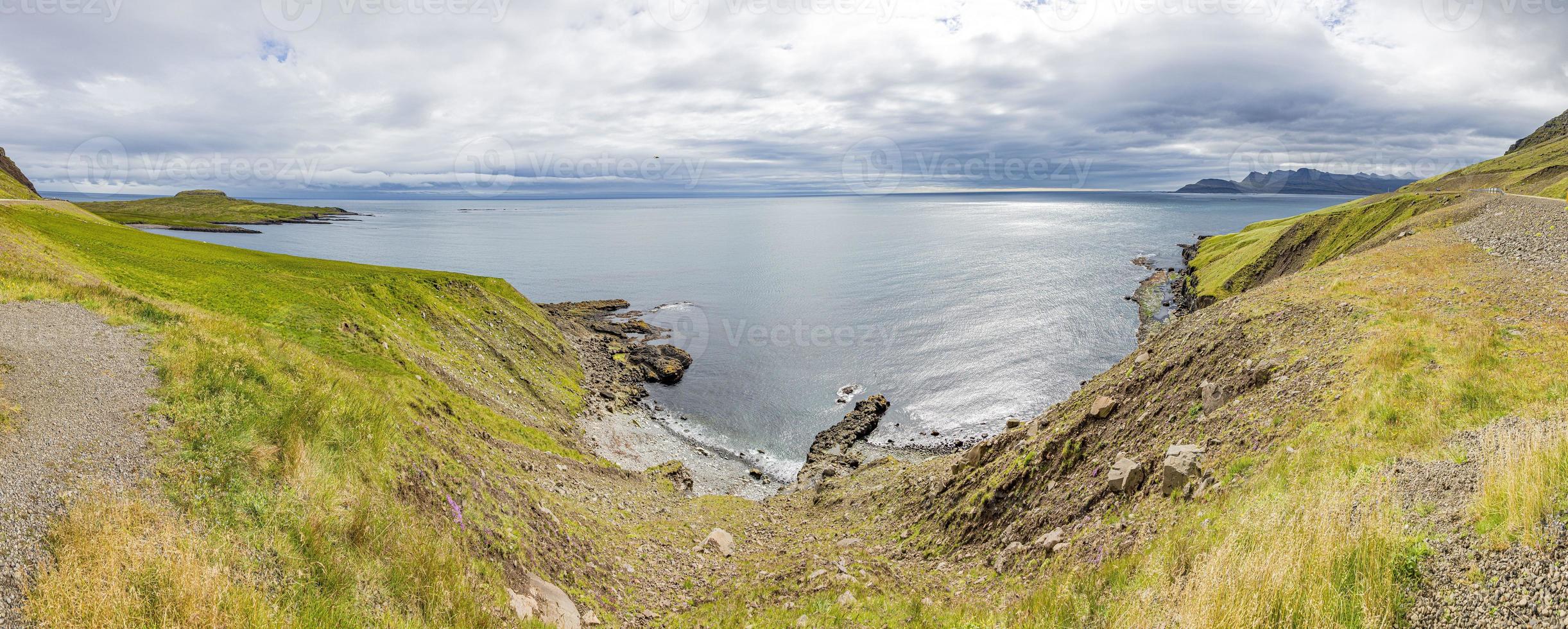 bild der wilden und menschenleeren natur in ostisland im sommer tagsüber foto